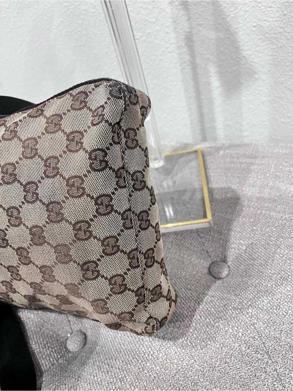 GUCCI GG CANVAS MESSENGER BAG.